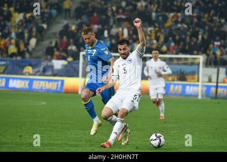 Non esclusiva: I fan ucraini fanno il tifo per la loro squadra nazionale negli stand durante la partita di qualificazione 8 della Coppa del mondo FIFA 2022 contro la Bosnia e. Foto Stock