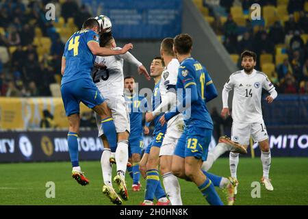 Non esclusiva: I fan ucraini fanno il tifo per la loro squadra nazionale negli stand durante la partita di qualificazione 8 della Coppa del mondo FIFA 2022 contro la Bosnia e. Foto Stock