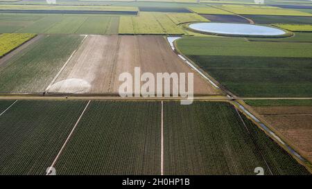 Alto aspetto drone paesaggio aereo modelli di campi di canna da zucchero e una diga Foto Stock