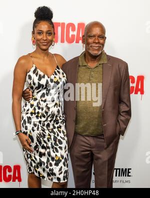 New York, Stati Uniti. 12 ottobre 2021. Traci Curry e Stanley Nelson partecipano alla proiezione di 'Attica' all'Apollo Theatre di New York il 12 ottobre 2021. (Foto di Gabriele Holtermann/Sipa USA) Credit: Sipa USA/Alamy Live News Foto Stock