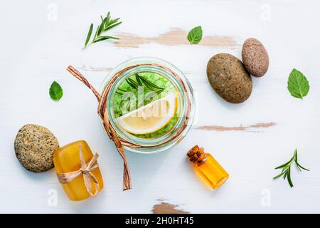 Mare aromatico sale con erbe aromatiche . Menta fresca ,limone,soap e rosmarino. Natura spa ingredienti e scrub corpo. Rimedi a base di erbe. Piatto o laici Foto Stock