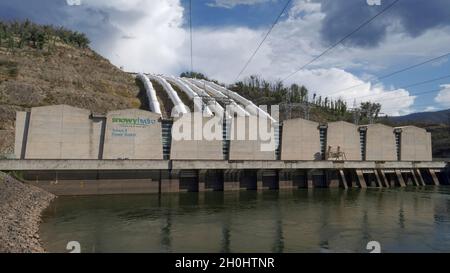 TALBINGO, AUSTRALIA - JAN, 12, 2021: Vista laterale della centrale elettrica alla diga di talbingo Foto Stock