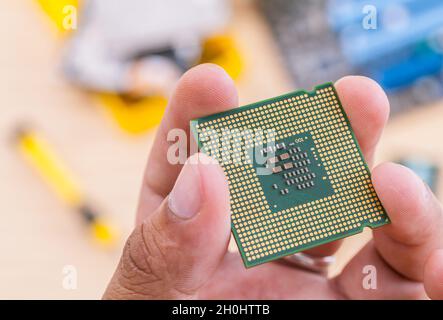 Supporto tecnico di parte di aggiornamento e fissaggio di laptop. Foto Stock