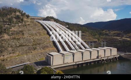 TALBINGO, AUSTRALIA - JAN, 12, 2021: Vista aerea della diga di talbingo e della centrale elettrica Foto Stock