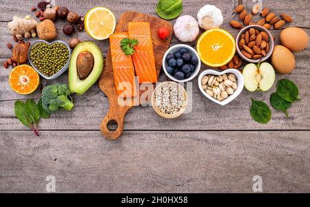 Ingredienti per gli alimenti salutari selezione .Il concetto di cibo sano e impostare su sfondo di legno spazio copia. Foto Stock