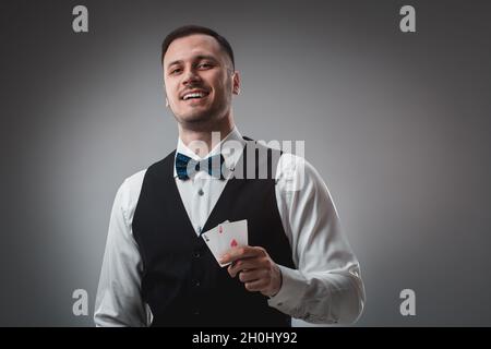 Bello il giocatore di poker con due assi nelle sue mani Foto Stock