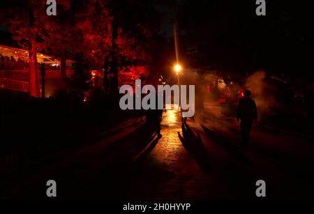 Buena Park, California, USA 10 ottobre 2021 Knott's Scary Farm Halloween Haunt il 10 ottobre 2021 a Buena Park, California, USA. Foto di Barry King/Alamy Stock Foto Foto Stock