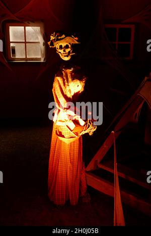 Buena Park, California, USA 10 ottobre 2021 Knott's Scary Farm Halloween Haunt il 10 ottobre 2021 a Buena Park, California, USA. Foto di Barry King/Alamy Stock Foto Foto Stock