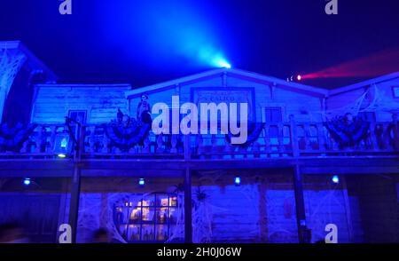 Buena Park, California, USA 10 ottobre 2021 Knott's Scary Farm Halloween Haunt il 10 ottobre 2021 a Buena Park, California, USA. Foto di Barry King/Alamy Stock Foto Foto Stock