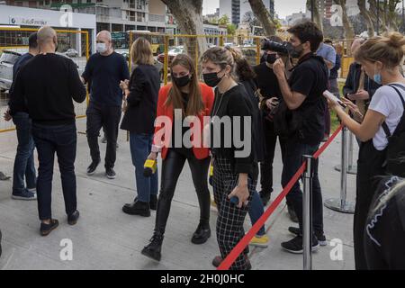 Ciudad de Buenos Aires, Argentina. 12 ottobre 2021. Il Capo di Governo della Città arriva all'annuncio del lavoro del Metrobus. (Foto di Esteban Osorio/Pacific Press) Credit: Pacific Press Media Production Corp./Alamy Live News Foto Stock