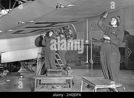 Le donne di una fabbrica tedesca di armamenti svolgono il lavoro finale su un aeromobile prima che venga trasferito alle operazioni di volo. [traduzione automatizzata] Foto Stock