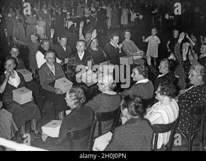 Serata di comradeship delle mogli dei messaggeri dello Scherlverlag di Berlino: Coloro che sono stati impiegati dalla società per più di 25 anni ricevono un regalo onorario. [traduzione automatizzata] Foto Stock