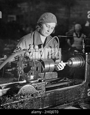 Una donna lavora in una fabbrica tedesca di armamenti. [traduzione automatizzata] Foto Stock