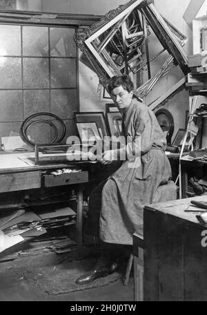Una delle poche donne nella Repubblica di Weimar a proseguire tale lavoro. [traduzione automatizzata] Foto Stock