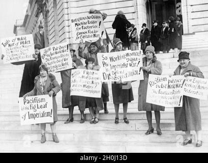 'I membri della ''New York Working Women's Federation'' dimostrano a Washington D.C. contro la guerra. Con i cartelli protestano principalmente contro il capitalismo, contro il patto Briand-Kellog del 1928 e per il pacifismo. [traduzione automatizzata]' Foto Stock