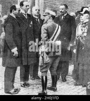 "Il re d'Italia, Vittorio Emanuele III. (Centro), ha incontrato pubblicamente Benito Mussolini il 4 novembre 1922. Il re lo aveva nominato nuovo primo Ministro alla fine di ottobre, dopo che quest'ultimo aveva minacciato un colpo di Stato attraverso il suo 'arco di Roma'. Accanto a loro si trovano alcuni ministri del nuovo governo: Aldo Finzi (Segretario di Stato per l'interno, a sinistra), probabilmente Gabriello Carnazza (Ministro dei lavori pubblici, a destra) e il Gran Ammiraglio Paolo Thaon di Revel (Ministro della Marina, all'estrema destra). [traduzione automatizzata]' Foto Stock