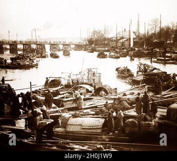 Scena del fiume occupato, Cina, periodo vittoriano Foto Stock