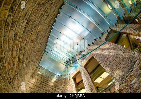 LONDRA, Regno Unito - 2 LUGLIO 2015: Interno di Apple Store Covent Garden con scale moderne e vecchie mura Foto Stock