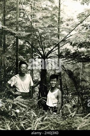 (211013) -- CHENGDU, 13 ottobre 2021 (Xinhua) -- Foto di archivio scattata in 1963 mostra Yin Kaipu (R) che lavora con il suo collega durante un'indagine di vegetazione nella contea di Xuyong, provincia sudoccidentale della Cina di Sichuan. Yin, un ecologo famoso di 78 anni in Cina, si dedica alla protezione della biodiversità da oltre sei decenni. Dopo essersi laureato a scuola nel 1960, Yin ha lavorato presso il Chengdu Institute of Biology dell'Accademia Cinese delle Scienze (CAS), occupandosi principalmente di indagini e conservazione delle risorse biologiche. Nel 1978, Yin propose di fondare il Jiuzhaigou e Yading Foto Stock