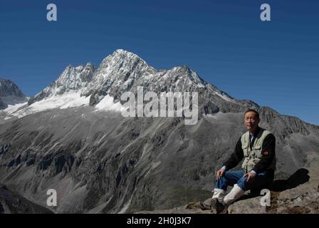 (211013) -- CHENGDU, 13 ottobre 2021 (Xinhua) -- Foto di archivio scattata in ottobre 2008 mostra Yin Kaipu che si arrampica sul Monte Dapaoshan nella contea di Danba, provincia sudoccidentale della Cina di Sichuan. Yin, un ecologo famoso di 78 anni in Cina, si dedica alla protezione della biodiversità da oltre sei decenni. Dopo essersi laureato a scuola nel 1960, Yin ha lavorato presso il Chengdu Institute of Biology dell'Accademia Cinese delle Scienze (CAS), occupandosi principalmente di indagini e conservazione delle risorse biologiche. Nel 1978, Yin propose di costituire le riserve naturali di Jiuzhaigou e Yading a p Foto Stock