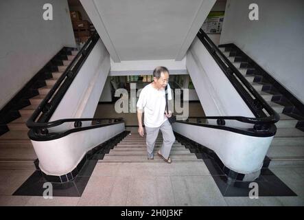 (211013) -- CHENGDU, 13 ottobre 2021 (Xinhua) -- Yin Kaipu si reca al suo ufficio presso l'Istituto di Biologia di Chengdu dell'Accademia Cinese delle Scienze (CAS) a Chengdu, provincia sudoccidentale della Cina di Sichuan, 2 ottobre 2021. Yin, un ecologo famoso di 78 anni in Cina, si dedica alla protezione della biodiversità da oltre sei decenni. Dopo essersi laureato a scuola nel 1960, Yin ha lavorato presso il Chengdu Institute of Biology dell'Accademia Cinese delle Scienze (CAS), occupandosi principalmente di indagini e conservazione delle risorse biologiche. Nel 1978, Yin propose di fondare il Jiuzhaigou Foto Stock