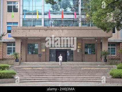 (211013) -- CHENGDU, 13 ottobre 2021 (Xinhua) -- Yin Kaipu entra nell'edificio presso l'Istituto di Biologia di Chengdu dell'Accademia Cinese delle Scienze (CAS) a Chengdu, provincia di Sichuan della Cina sudoccidentale, 2 ottobre 2021. Yin, un ecologo famoso di 78 anni in Cina, si dedica alla protezione della biodiversità da oltre sei decenni. Dopo essersi laureato a scuola nel 1960, Yin ha lavorato presso il Chengdu Institute of Biology dell'Accademia Cinese delle Scienze (CAS), occupandosi principalmente di indagini e conservazione delle risorse biologiche. Nel 1978, Yin propose di fondare il Jiuzhaig Foto Stock