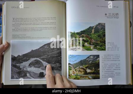 (211013) -- CHENGDU, 13 ottobre 2021 (Xinhua) -- Yin Kaipu presenta il suo libro a Chengdu, provincia sudoccidentale del Sichuan della Cina, 2 ottobre 2021. Yin, un ecologo famoso di 78 anni in Cina, si dedica alla protezione della biodiversità da oltre sei decenni. Dopo essersi laureato a scuola nel 1960, Yin ha lavorato presso il Chengdu Institute of Biology dell'Accademia Cinese delle Scienze (CAS), occupandosi principalmente di indagini e conservazione delle risorse biologiche. Nel 1978, Yin propose di creare le riserve naturali di Jiuzhaigou e di Yading per evitare che vengano distrutte. Oggi, Jiu Foto Stock