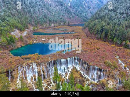 (211013) -- CHENGDU, 13 ottobre 2021 (Xinhua) -- Foto aerea scattata il 6 novembre 2018 mostra la vista mozzafiato del punto panoramico di Jiuzhaigou nella provincia sudoccidentale del Sichuan della Cina. Yin, un ecologo famoso di 78 anni in Cina, si dedica alla protezione della biodiversità da oltre sei decenni. Dopo essersi laureato a scuola nel 1960, Yin ha lavorato presso il Chengdu Institute of Biology dell'Accademia Cinese delle Scienze (CAS), occupandosi principalmente di indagini e conservazione delle risorse biologiche. Nel 1978, Yin propose di creare le riserve naturali di Jiuzhaigou e Yading per prevenirle Foto Stock