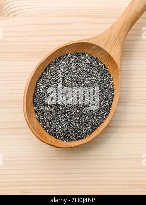 Nutrienti semi di chia in cucchiaio di legno per la dieta degli ingredienti alimentari. Foto Stock