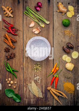 Varie indiana di spezie e erbe aromatiche. Gli ingredienti della cucina e il curry rosso incolla . Gli ingredienti di thai popolare sul cibo in legno rustico sfondo. Tutte le spezie Foto Stock