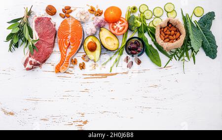 Ketogenic low carboidrati dieta concetto. Ingredienti per alimenti sani selezione bianco su sfondo di legno. Equilibrato ingredienti sani di grassi insaturi Foto Stock