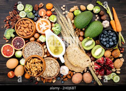 Ingredienti per gli alimenti salutari selezione. Il concetto di cibo sano e impostare su sfondo di legno. Foto Stock