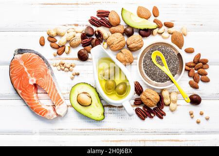 Selezione di fonti alimentari di omega 3 e di acidi grassi insaturi. Super alimenti ricchi di vitamina E e fibre dietetiche per il cibo sano su sfondo di legno. Foto Stock