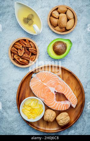 Selezione di fonti alimentari di omega 3 e di acidi grassi insaturi. Super alimenti ad alto contenuto di omega 3 e grassi insaturi di alimenti sani. Almond ,pecan ,nocciole,noce Foto Stock