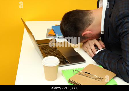 Concetto di business con giovane lavorante stanco. Foto Stock