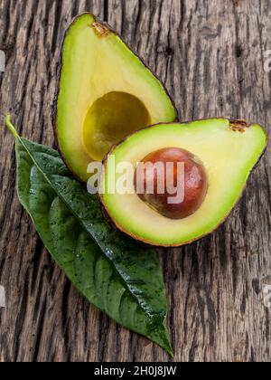 Dimezzato avocado con core. - In macro shot. Foto Stock