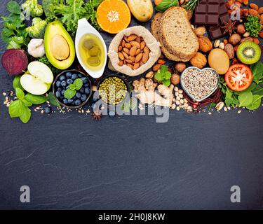Ingredienti per gli alimenti salutari selezione. Il concetto di cibo sano e impostare su pietra scura sullo sfondo. Foto Stock