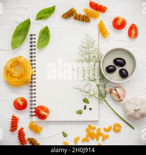 Cibi italiani del concetto e del design del menu . Varie La pasta pasta tipo gramigna ,fusilli ,fettucini con ingredienti basilico dolce, salvia ,nero oliva ,himalayan sa Foto Stock