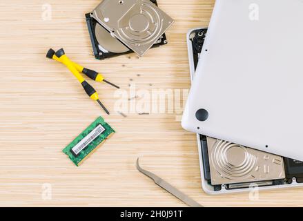 Supporto tecnico di parte di aggiornamento e fissaggio di laptop. Foto Stock
