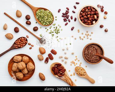 Legumi vari e diversi tipi di frutta a guscio di noci kernels ,nocciole, mandorle kernels,marrone pinto ,i fagioli di soia ,semi di lino ,chia ,fagioli rossi e Foto Stock