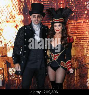 HOLLYWOOD, LOS ANGELES, CALIFORNIA, USA - OTTOBRE 12: L'agente immobiliare Mauricio Umansky e la moglie/attrice Kyle Richards arrivano al Costume Party Premiere of Universal Pictures' 'Halloween kills' tenuto al TCL Chinese Theatre IMAX il 12 Ottobre 2021 a Hollywood, Los Angeles, California, Stati Uniti. (Foto di Xavier Collin/Image Press Agency) Foto Stock