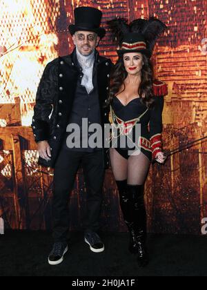 Hollywood, Stati Uniti. 12 ottobre 2021. HOLLYWOOD, LOS ANGELES, CALIFORNIA, USA - OTTOBRE 12: L'agente immobiliare Mauricio Umansky e la moglie/attrice Kyle Richards arrivano al Costume Party Premiere of Universal Pictures' 'Halloween kills' tenuto al TCL Chinese Theatre IMAX il 12 Ottobre 2021 a Hollywood, Los Angeles, California, Stati Uniti. (Foto di Xavier Collin/Image Press Agency) Credit: Image Press Agency/Alamy Live News Foto Stock