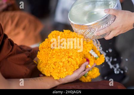 Acqua in acqua il bilanciere con fiori colorati e il piedistallo per il Songkran festival, Thailandia Foto Stock