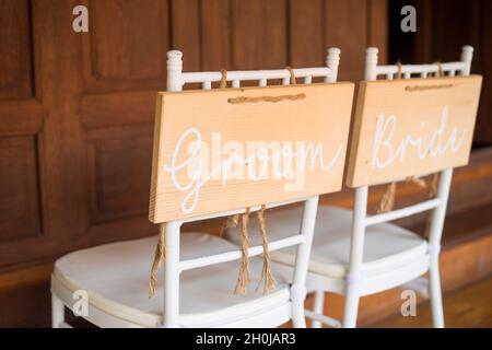 Sedia da matrimonio bianca sposa e sposo Foto Stock