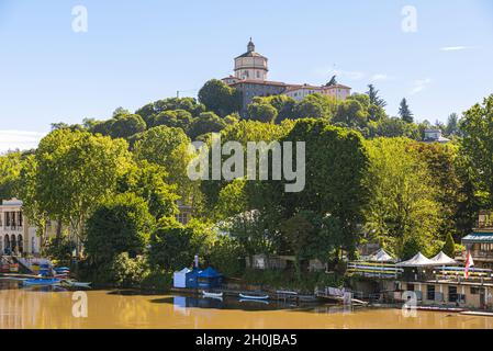 Torino, 12 maggio 2021. Vista dal Ponte Umberto i sul po e sul Monte dei Cappuccini con la Chiesa e il Convento di Santa Maria Foto Stock