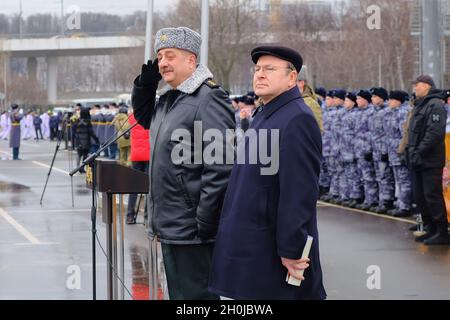 Il comandante del Distretto Centrale della Guardia Nazionale, Generale Igor Golloyev, riceve la sfilata dei partecipanti al festival. La finale del festival culturale e sportivo del Distretto Centrale delle truppe della Guardia Nazionale Russa si è svolta nel complesso sportivo di Luzhniki. Foto Stock