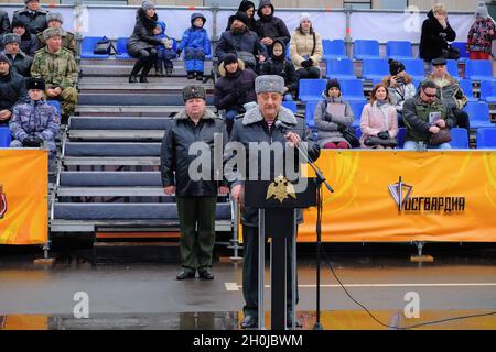 Il comandante del distretto centrale della Guardia Russa, il generale Igor Golloyev, parla ai partecipanti al festival all'apertura della festa. La finale del festival culturale e sportivo del distretto centrale delle truppe della Guardia Nazionale Russa ha avuto luogo nel complesso sportivo Luzhniki. Foto Stock