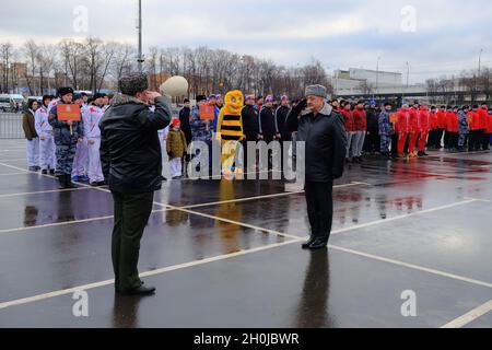 Il comandante del Distretto Centrale della Guardia Nazionale, Generale Igor Golloyev, riceve la sfilata dei partecipanti al festival. La finale del festival culturale e sportivo del Distretto Centrale delle truppe della Guardia Nazionale Russa si è svolta nel complesso sportivo di Luzhniki. Foto Stock