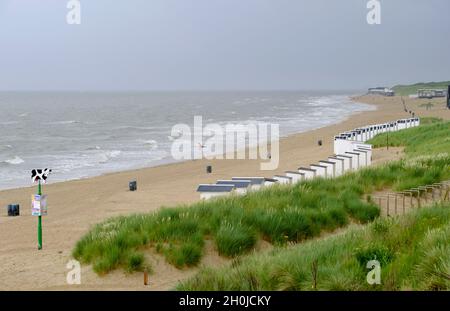 Paesi Bassi, Cadzand: Paesaggio della costa lungo il Mare del Nord e maltempo in estate Foto Stock