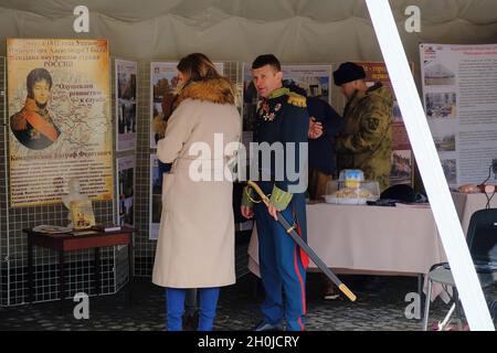 Mosca, Russia. 23 Mar 2019. Un partecipante cospita un ufficiale delle gendarmi reali del 19 ° secolo. La finale del festival culturale e sportivo del distretto centrale delle truppe della Guardia Nazionale Russa si è svolta nel complesso sportivo Luzhniki. (Foto di Mihail Siergiejevicz/SOPA Imag/Sipa USA) Credit: Sipa USA/Alamy Live News Foto Stock